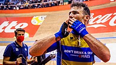 Mark Cavendish zdraví publikum v Gentu po svém pádu.