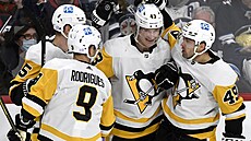 Hokejisté Pittsburgh Penguins slaví gól, zleva Mike Matheson, Evan Rodrigues,...