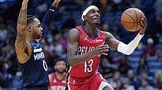 Kira Lewis Jr. (13) z New Orleans Pelicans úto�í na ko� Minnesota Timberwolves...