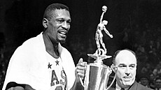 Bill Russell z Boston Celtics p�ijímá od Waltera Kennedyho, komisioná�e NBA,...