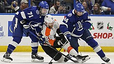 Anthony Cirelli (71) a Jan Rutta (44) z Tampa Bay Lightning seveli Clauda...