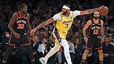 Anthony Davis (3) z Los Angeles Lakers v zápase s New York Knicks, brání ho...
