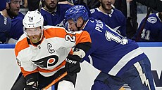 Claude Giroux (28) z Philadelphia Flyers obral o puk Ond�eje Paláta z Tampa Bay...