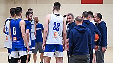 etí basketbalisté bhem tréninku, nejvyí mu je ten nejmladí: osmnáctiletý...