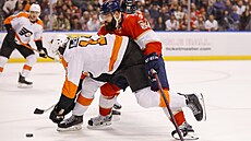 Radko Gudas (v erveném) z Floridy atakuje soupee z Philadelphie.