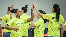 Alyssa Thomasová se zdraví se spoluhráčkami s USK Praha.