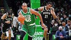 Al Horford (42) z Boston Celtics útoí v zápase sBrooklyn Nets. Stíhá ho...
