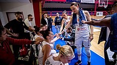 Basketbalistky abin Brno se povzbuzují bhem time outu.