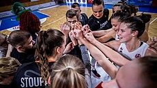 Basketbalistky abin Brno se povzbuzují po zápase.