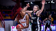 Bria Holmesová (vlevo) ze abin Brno útoí v zápase s London Lions, atakuje ji...