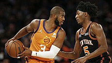 Immanuel Quickley (vpravo) z New York Knicks brání Chrise Paula z Phoenix Suns.
