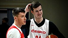 Ond�ej Sehnal (vlevo) a Lubo� Ková� na tréninku �eských basketbalist�