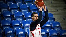 Luká Palyza na tréninku eských basketbalist