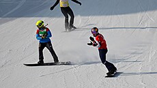 Snowboardcrossaka Eva Samková (vpedu) vítzí na trati v ínském Secret Garden.