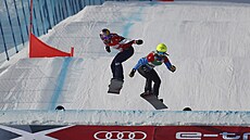 Snowboardcrossaka Eva Samková (vlevo) na trati v ínském Secret Garden