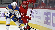 Jeff Skinner z Buffala (vlevo) a Filip Hronek z Detroitu v souboji o puk