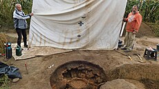 Vykopávky na obchvatu Jarom��e. Laténská vertikální pec se st�edovým pilí�em,...