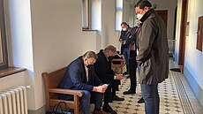 Advokát Josef Doucha (sedící vlevo) a soudce Ivan Novák ped vyhláením...