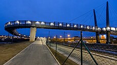 Lávka spojující čtvrti Slovany a Koterov přemostila modernizovanou železniční...