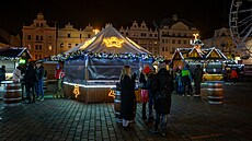 Prodejci na plzeských vánoních trzích v pátek úderem 18. hodiny zaali v...
