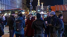 Lidé  procházejí vánoní trhy na plzeském námstí Republiky.  (24. 11. 2021)