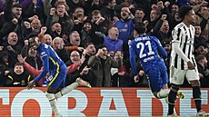 Callum Hudson-Odoi (vlevo) z Chelsea oslavuje gól do sítě Juventusu.