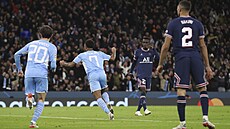 Raheem Sterling z Manchesteru City se raduje z vyrovnávacího gólu v utkání Ligy...