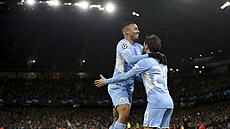 Gabriel Jesus z Manchesteru City slaví s Bernardem Silvou (vpravo) gól, kterým...