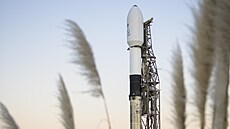 Raketa Falcon 9 připravená na misi DART