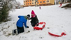 Sníh zasypal Česko napříč regiony. Letos poprvé vyrazily děti na boby, stavět...