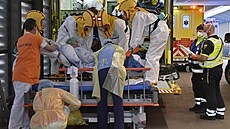 Zdravotníci v praské Fakultní nemocnici Motol vykládají ze sanitky jednoho z...