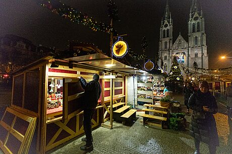 Zavírání Vánoních trh na Námstí míru v Praze. (28. listopadu 2021)