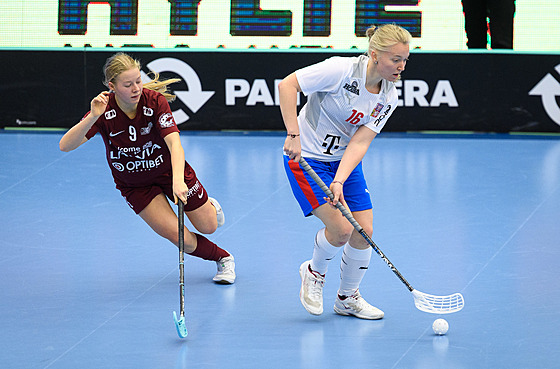 eská florbalistka Elika Trojánková (vpravo) v utkání proti Lotysku.