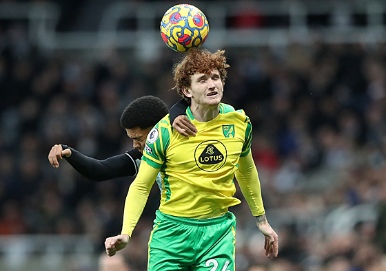 Josh Sargent z Norwiche bojuje na hiti Newcastlu.