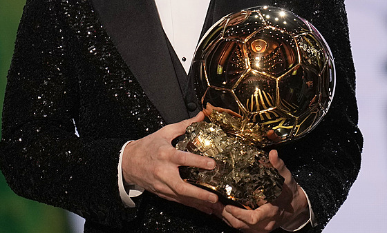 Ruce Lionela Messiho drí Zlatý mí pro nejlepího fotbalisty planety za rok...