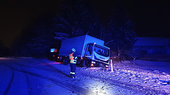 Nákladní auto sjelo do píkopu v Hertvíkovicích u Mladých Buk na Trutnovsku...