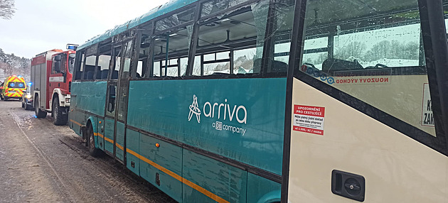 Na Chrudimsku havaroval autobus se čtyřiadvaceti dětmi.