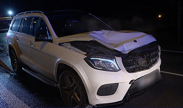 Mercedes-Benz SUV, který srazil chodce na cvikovské silnici.