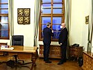 Premiér Petr Fiala (vlevo) si prohlédl Hrzánský palác. (30. listopadu 2021)