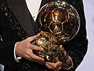 Ruce Lionela Messiho drí Zlatý mí pro nejlepího fotbalisty planety za rok...