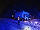 Nákladní auto sjelo do píkopu v Hertvíkovicích u Mladých Buk na Trutnovsku...