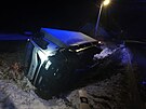 Nákladní auto sjelo do píkopu v Hertvíkovicích u Mladých Buk na Trutnovsku...