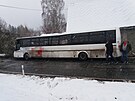 V Hajnici na Trutnovsku havaroval linkový autobus, skonil opený o ze domu...
