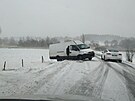 Sníh a vítr komplikuje dopravu v kraji. Snímek je ze silnice mezi Oselci a obcí...