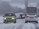 Sníh a vítr zkomplikoval dopravu v kraji. Snímek je ze silnice u Oselc na...