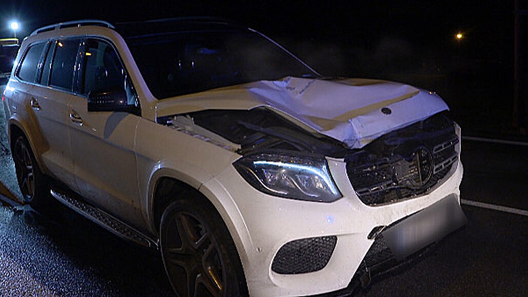 Mercedes-Benz SUV, který srazil chodce na cvikovské silnici.