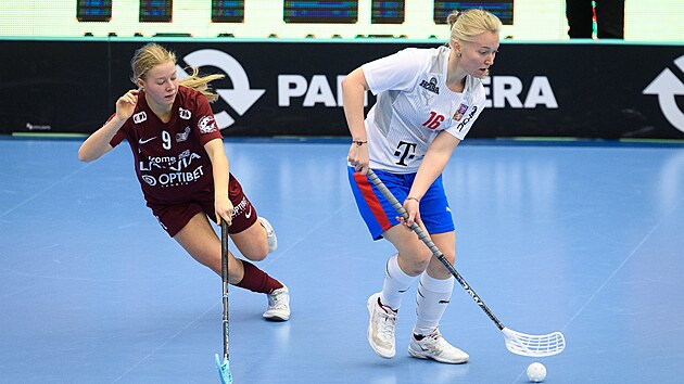 Česká florbalistka Eliška Trojánková (vpravo) v utkání proti Lotyšsku.