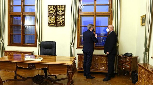 Premiér Petr Fiala (vlevo) si prohlédl Hrzánský palác. (30. listopadu 2021)