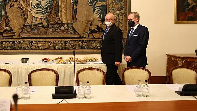 Premiér Petr Fiala (vpravo) si prohlédl Hrzánský palác. (30. listopadu 2021)