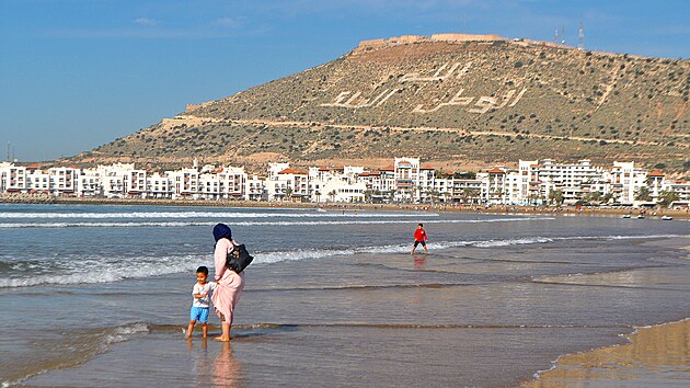 Pláž v Agadiru, v pozadí je na kopci vidět místní pevnost (kasba).